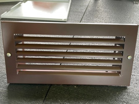 Mřížka s vysekanou lamelou z hnědého plechu